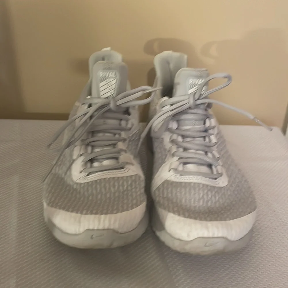Nike women’s sneaker 9 shoe white 2018 renew rival athletic Athleisure casual